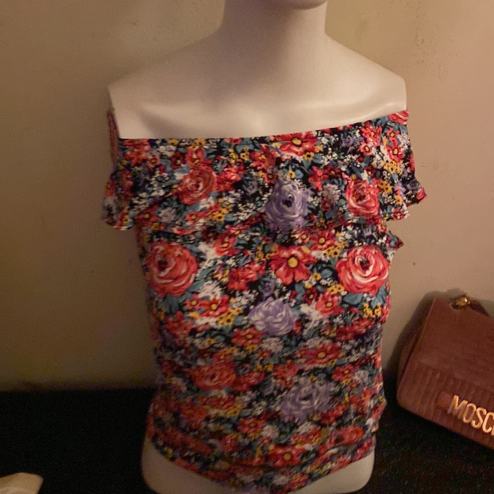 TOP FLORAL GIRL OFF SHOULDER OR ON VERY CUTE STRETCHY MATERIAL SIZE LARGE GIRL